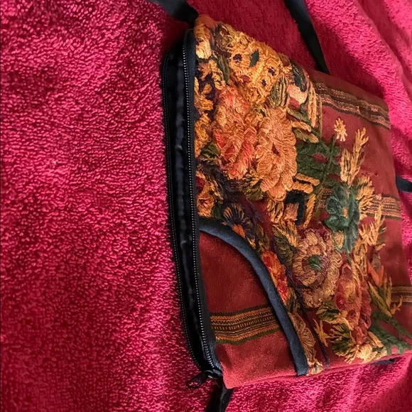 Floral Embroidered Shoulder Bag - Picture 6 of 6